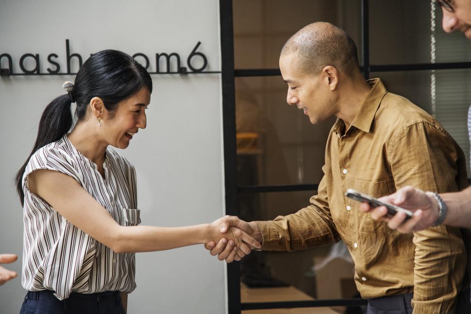 Free Image of Polite handshake between two business people 