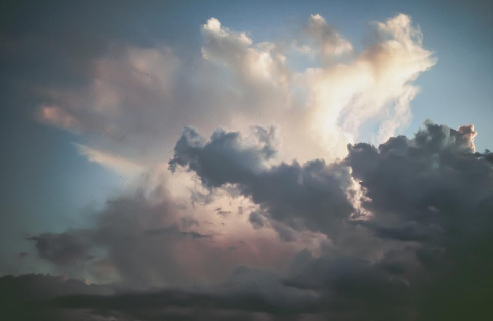 Free Image of Clouds  in Sky of Subtle Colors 
