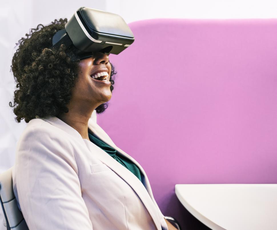 Free Image of Virtual reality experienced by happy woman 