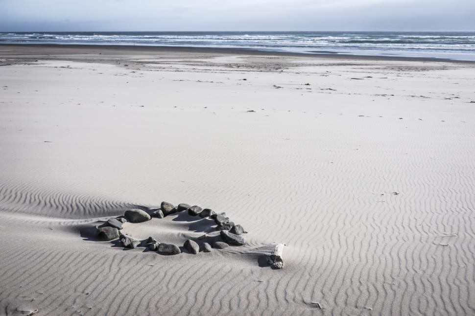 Free Image of Circle of stones on the beach 
