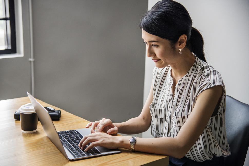 Free Image of A young woman working on a computer 