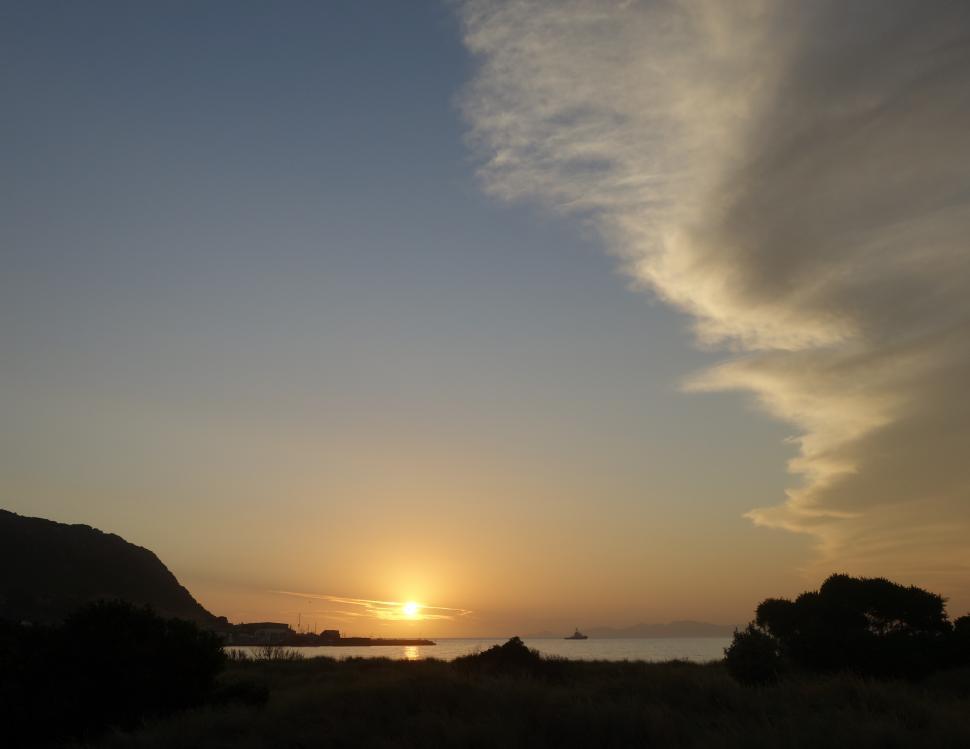 Free Image of Sunset over sea with cloud front  