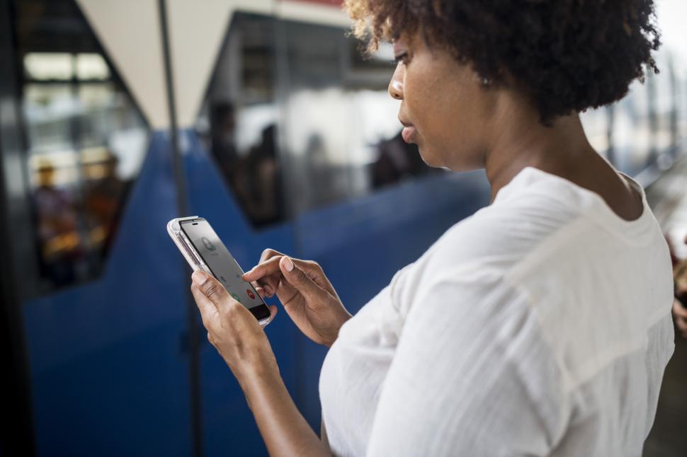 Free Image of An woman working on her mobile phone 