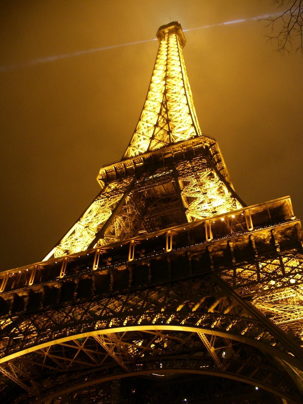 Free Image of Eiffel Tower at night 