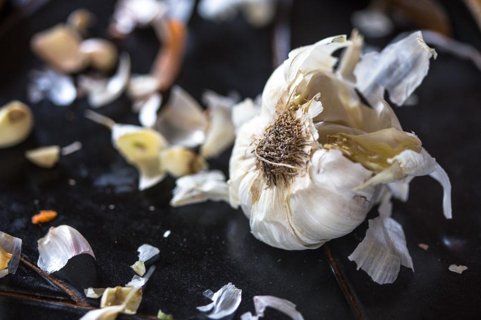 Free Image of Clove of garlic on kitchen counter 