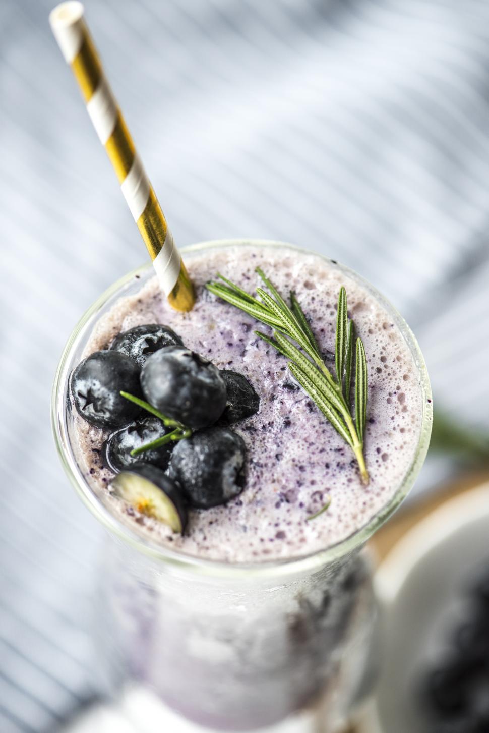 Free Image of Close up of a glass of blueberry smoothie 