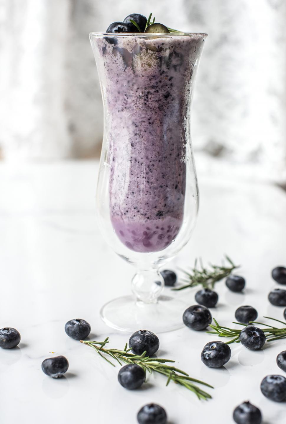 Free Image of Close up of a glass of blueberries smoothie 