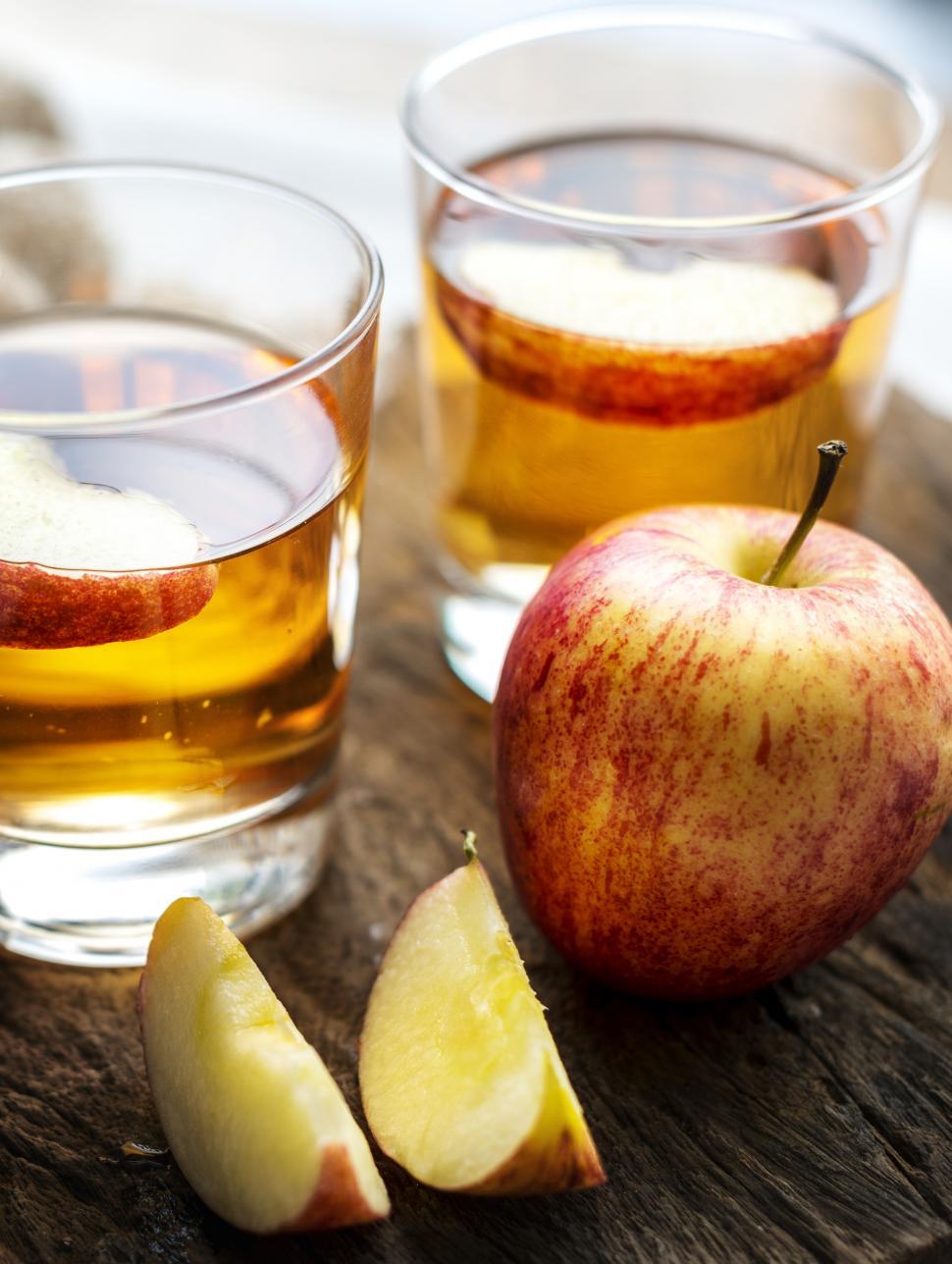 Free Image of Close up of apple juice glasses with fresh apples 