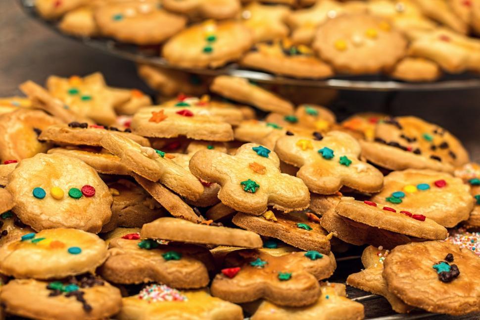 Free Image of Close Up of a Tray of Cookies With Sprinkles 
