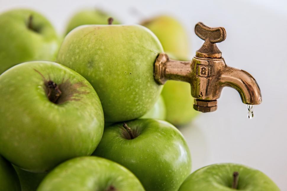 Free Image of Green Apples Next to a Faucet 