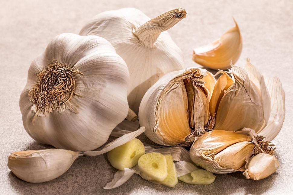 Free Image of Pile of Garlic Next to Two Heads of Garlic 