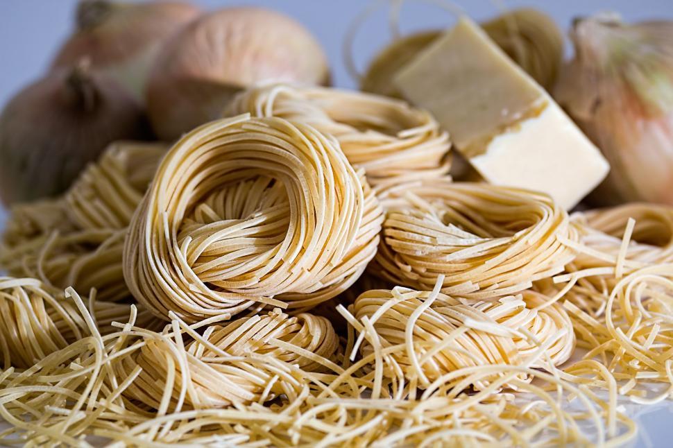 Free Image of Pile of Noodles and Garlic on Table 
