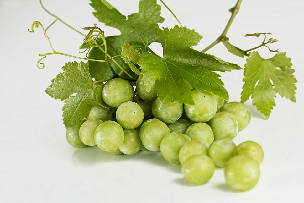 Free Image of Green Grapes on Table 