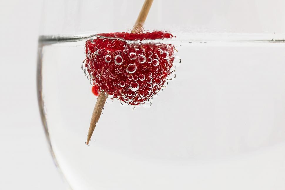 Free Image of cocktail drink glass alcohol beverage bar liquor ice cold vodka refreshment cool summer refreshing berry soda water bubble raspberry 