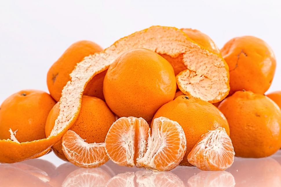 Free Image of A Pile of Oranges on a Table 