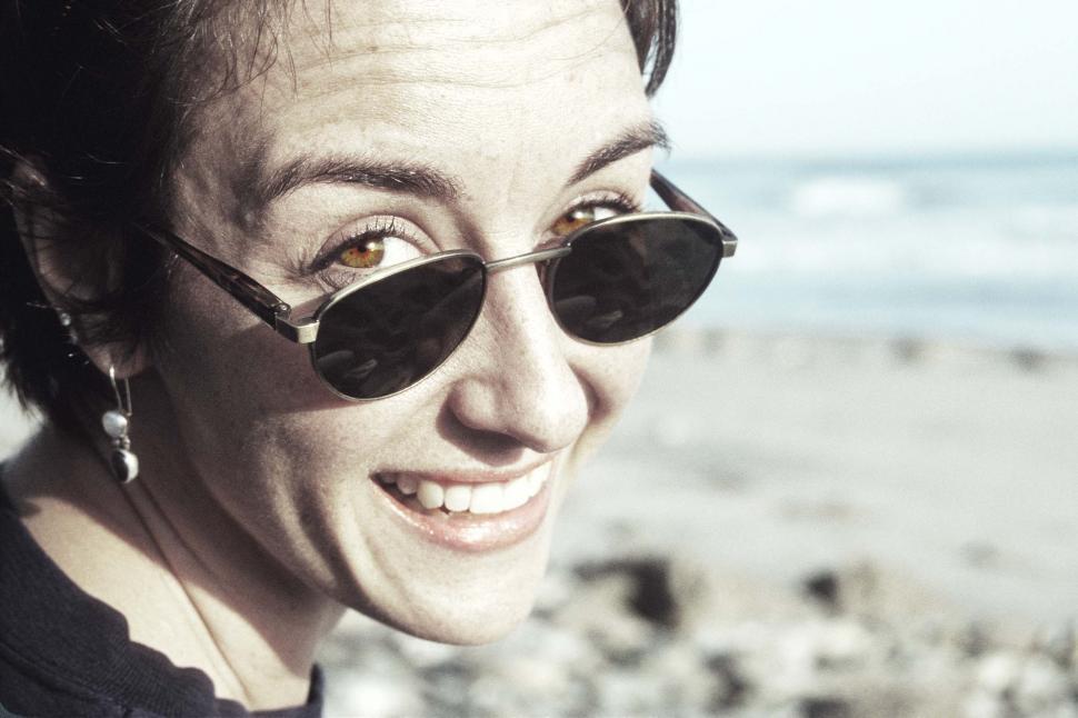Free Image of Woman in sunglasses 