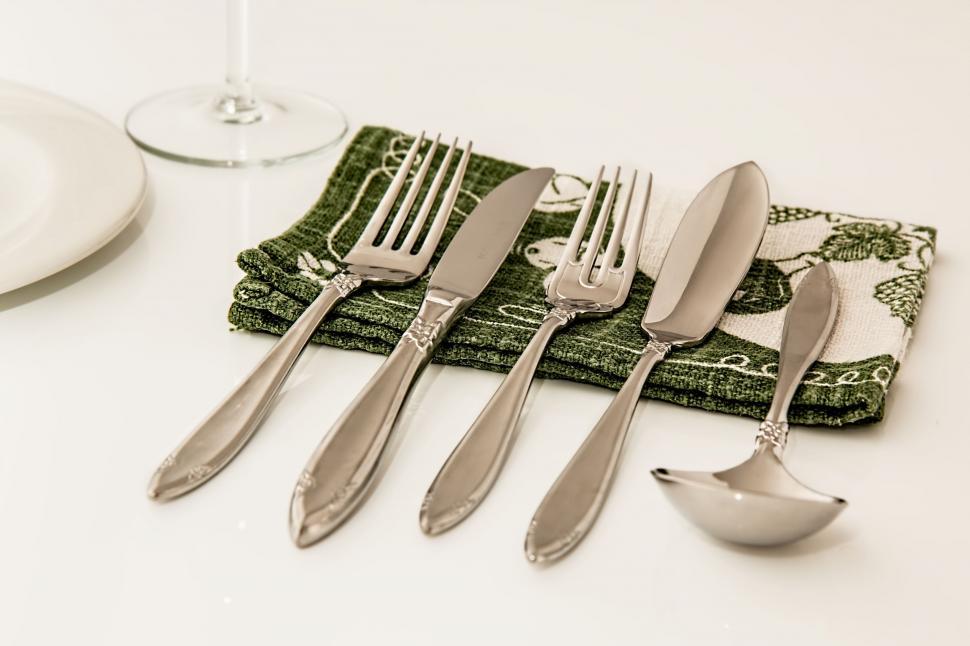 Free Image of place setting dinner cutlery dining celebration restaurant table white elegant napkin fork plate knife food traditional christmas thanksgiving 