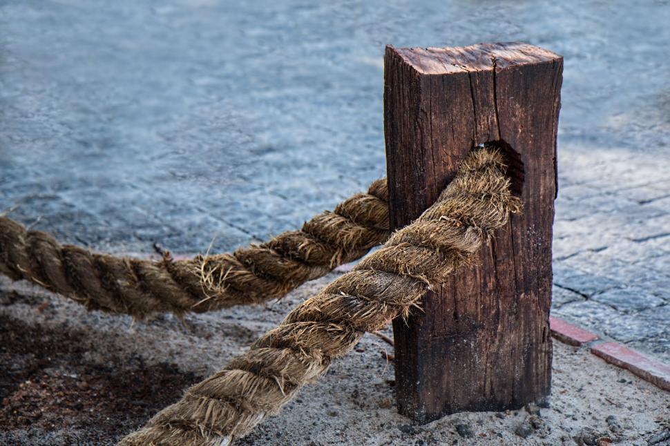 Free Image of Wooden Post and Rope 