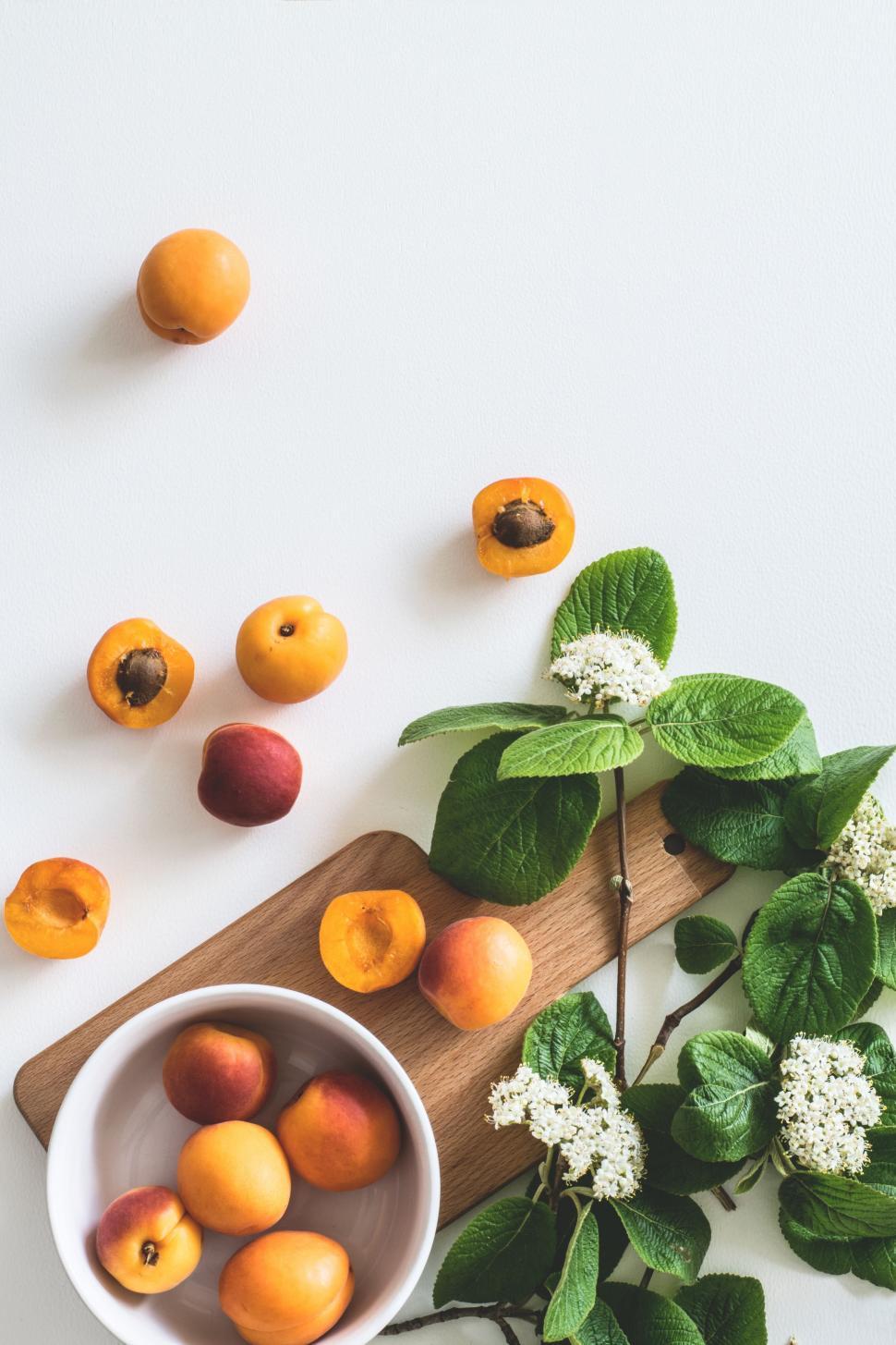 Free Image of Fresh apricots in a white bowl 