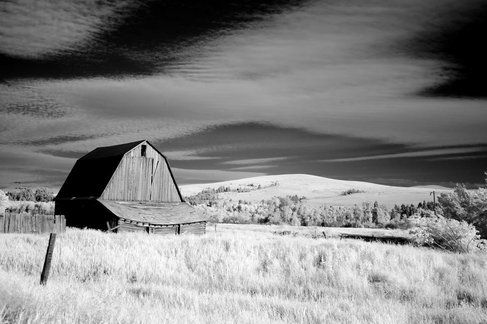 Free Image of Barn with grassland - B&W 