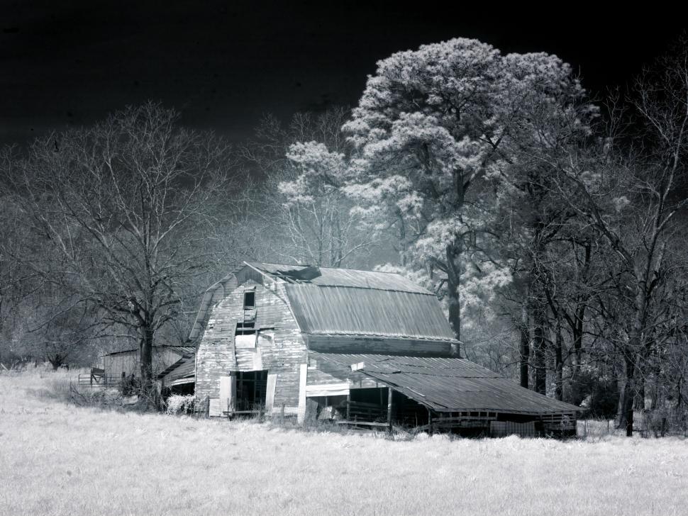 Free Image of Barn in Black and white  