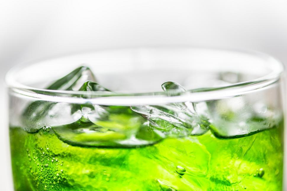 Free Image of Green energy drink served in a pint glass 