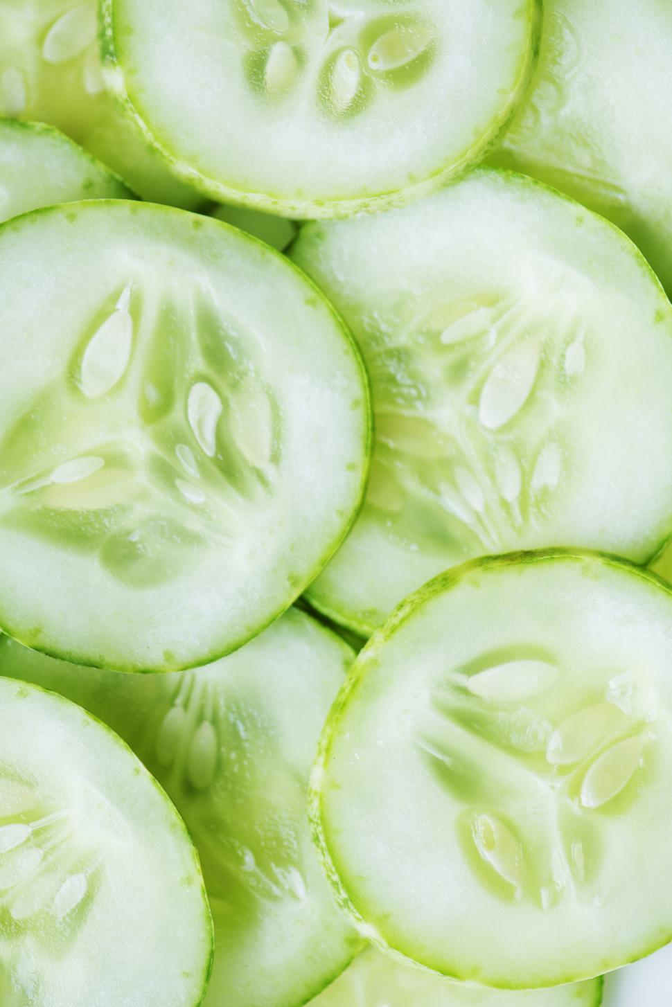 Free Image of Vertical close up of cucumber slices 