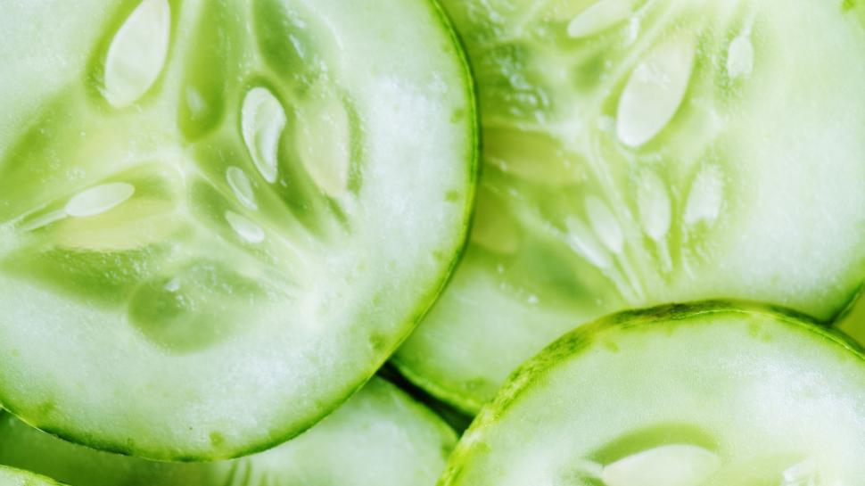 Free Image of Horizontal close up of cucumber slices 