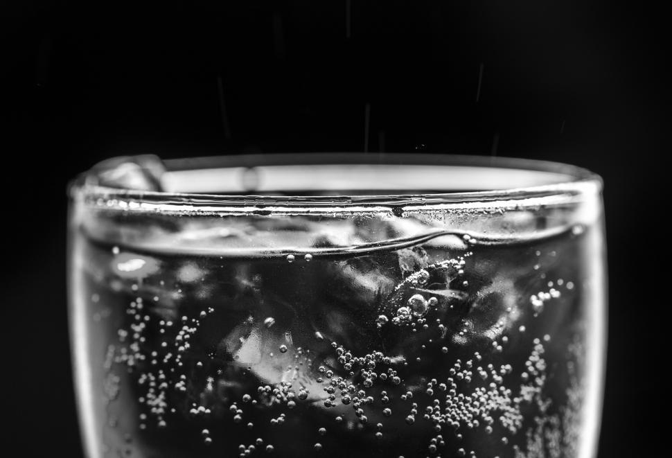 Free Image of Carbonated drink served in a pint glass 