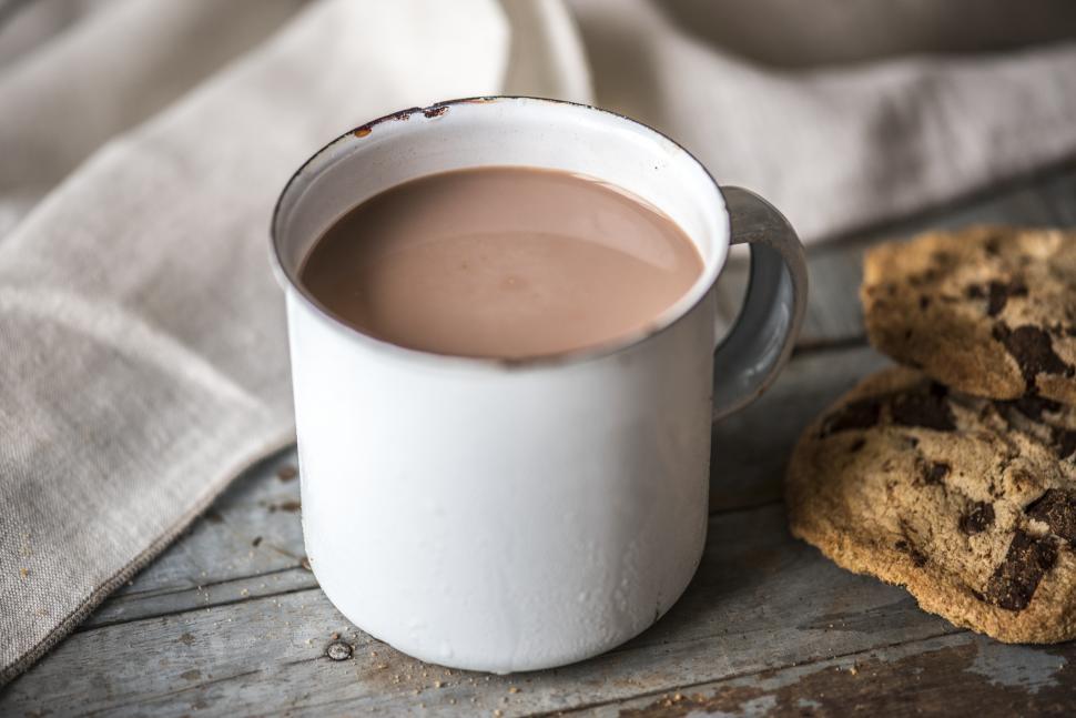 Free Image of Close up of hot chocolate in a mug and chocolate chip cookies 