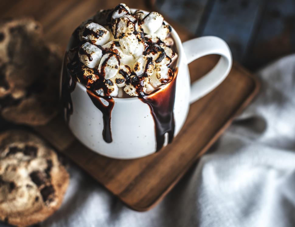 Free Image of Hot chocolate with marshmallows drizzled with chocolate sauce 