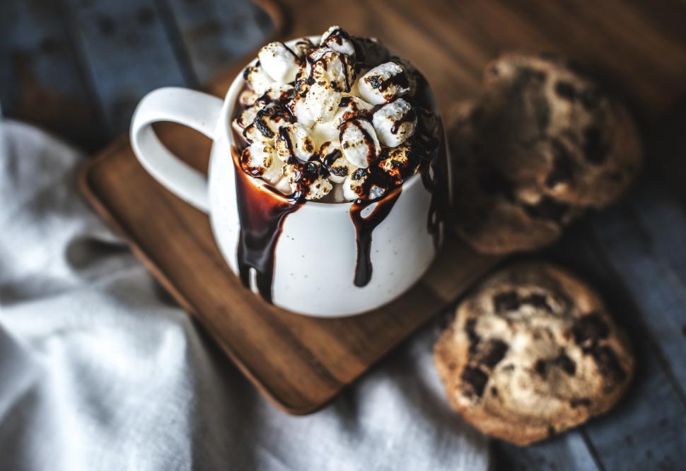 Free Image of Hot chocolate with marshmallows and chocolate sauce 