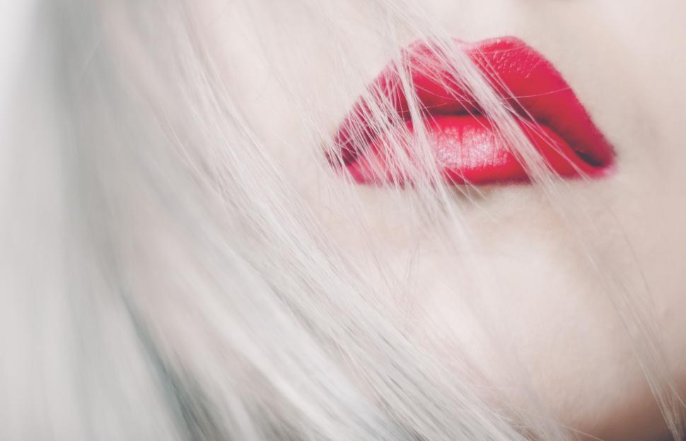 Free Image of Blonde hair and red lipstick 