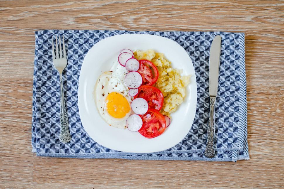 Free Image of Breakfast with Fried Egg and Vegetables  