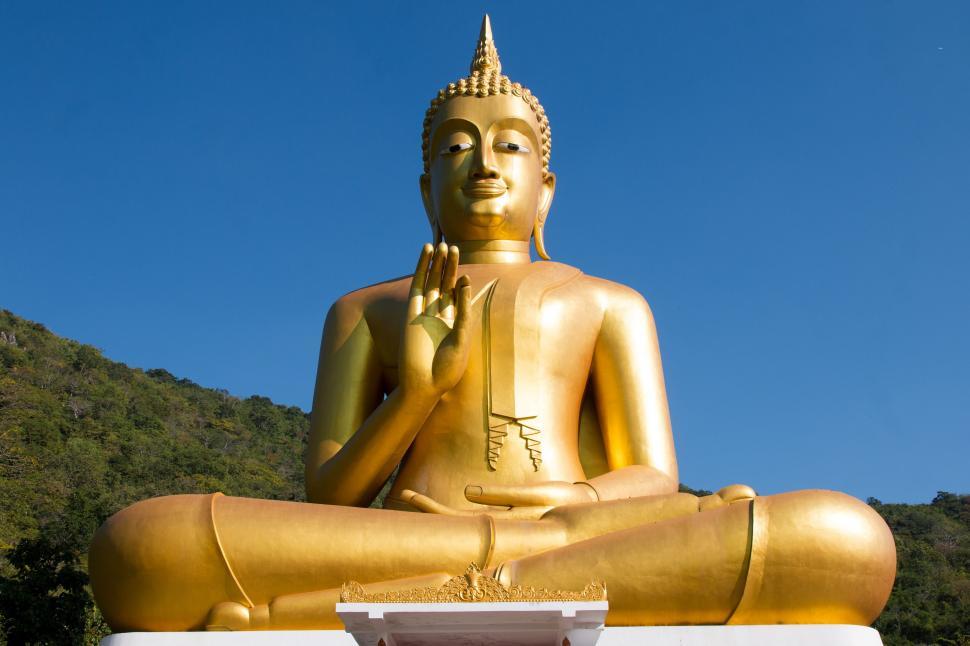 Free Image of Gold Buddha Statue 