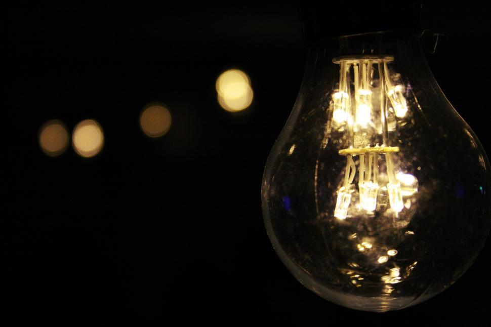 Free Image of Light Bulb in dark room  