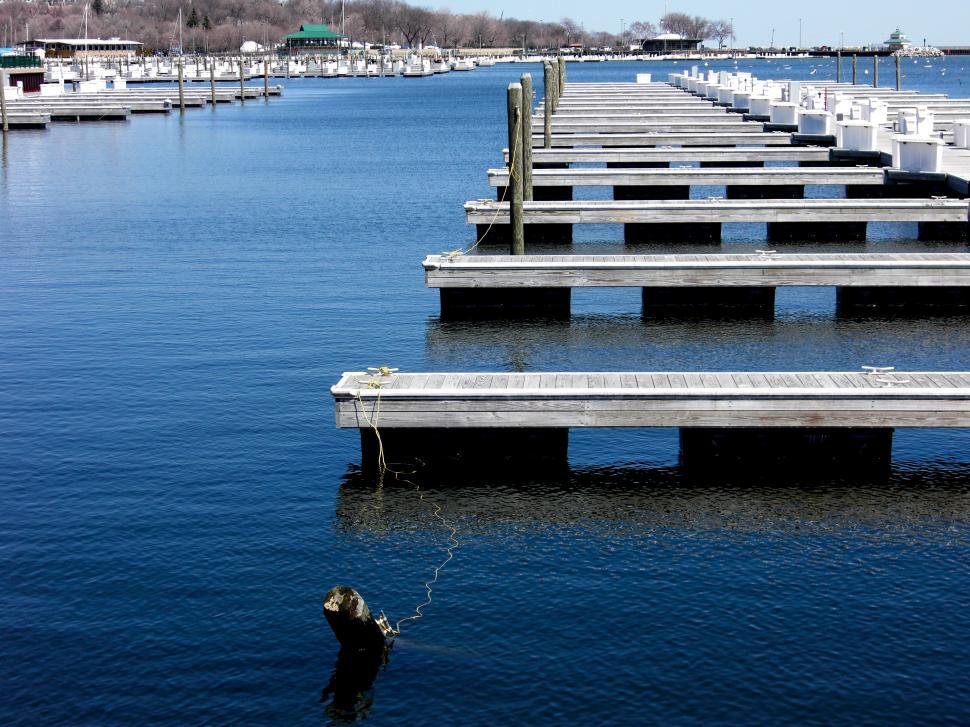 Free Image of Many Docks on a Large Body of Water 