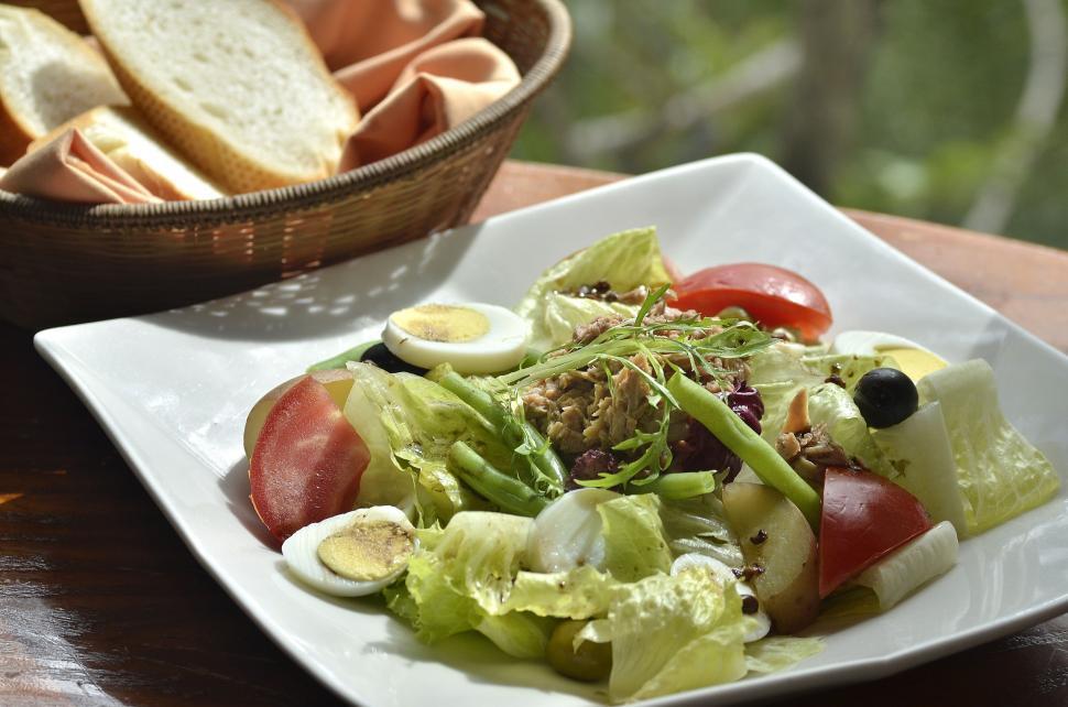 Free Image of Salad with bread  