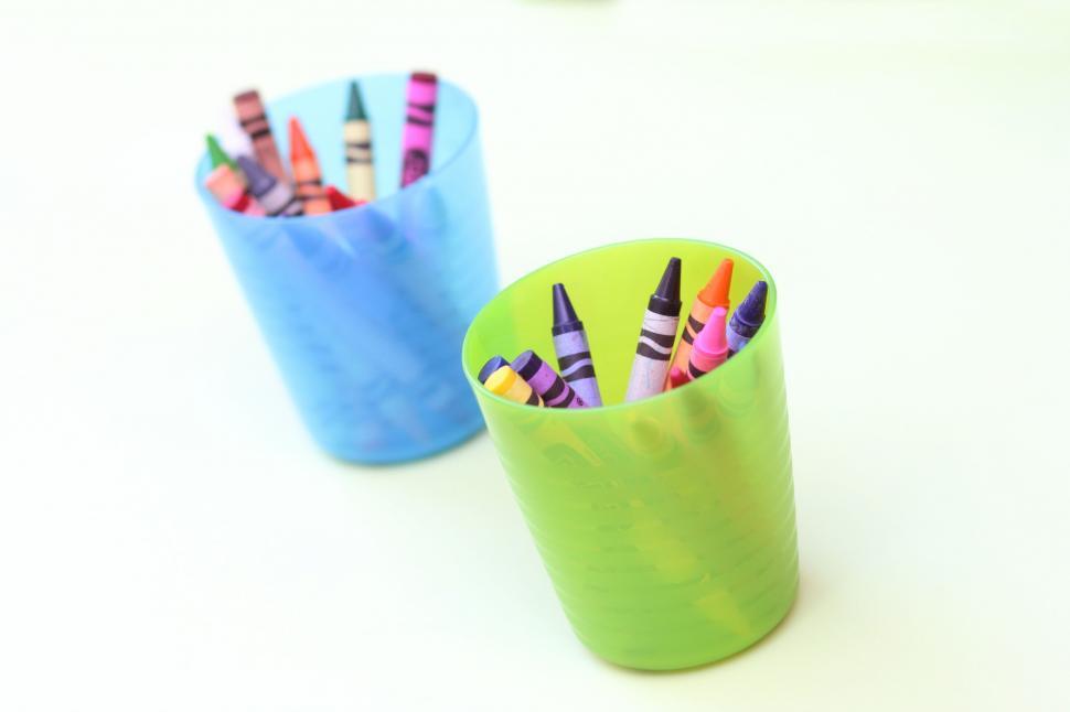Free Image of Glasses of crayons 