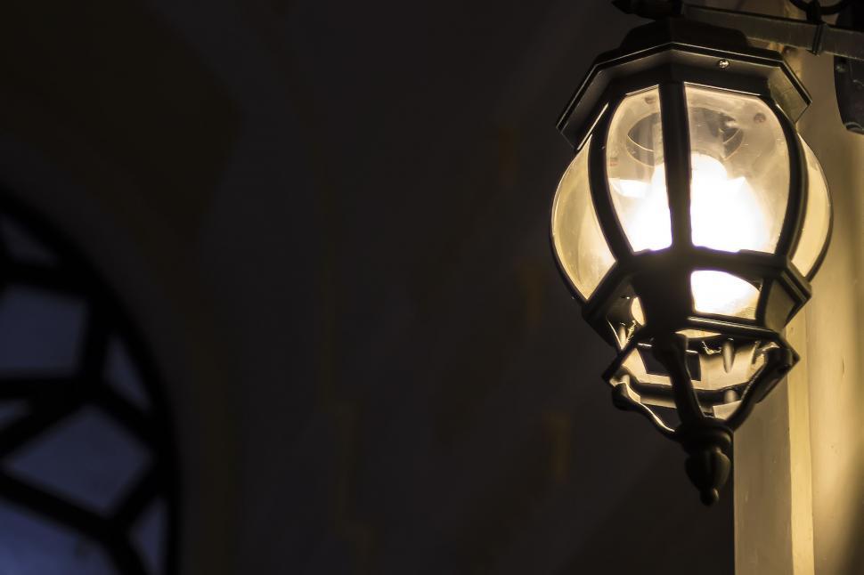 Free Image of Lamp Post at Night  