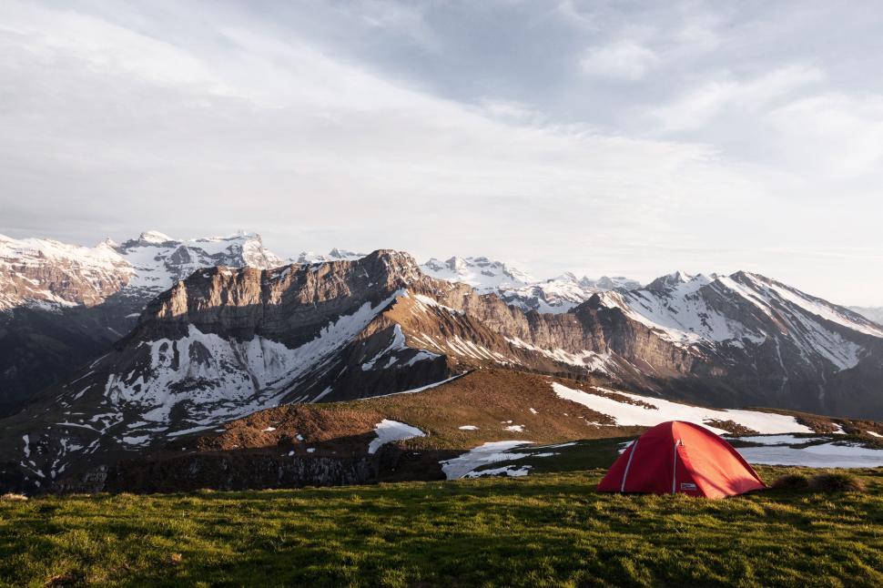Free Image of Camping near mountains  