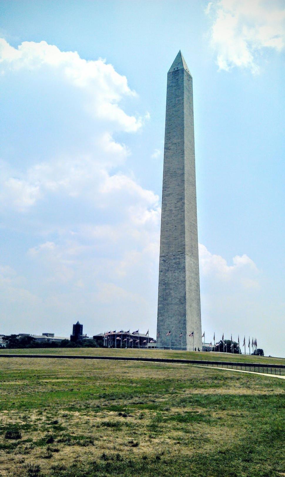 Free Image of Washington Monument and lawn 