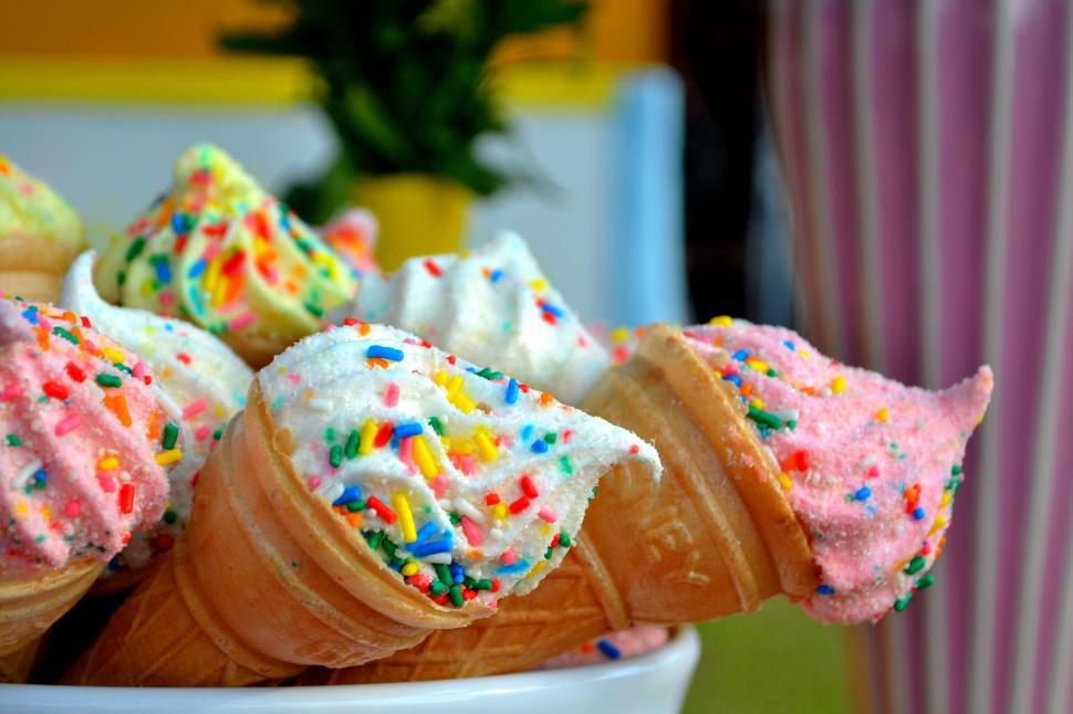 Free Image of Cones with Sprinkles 