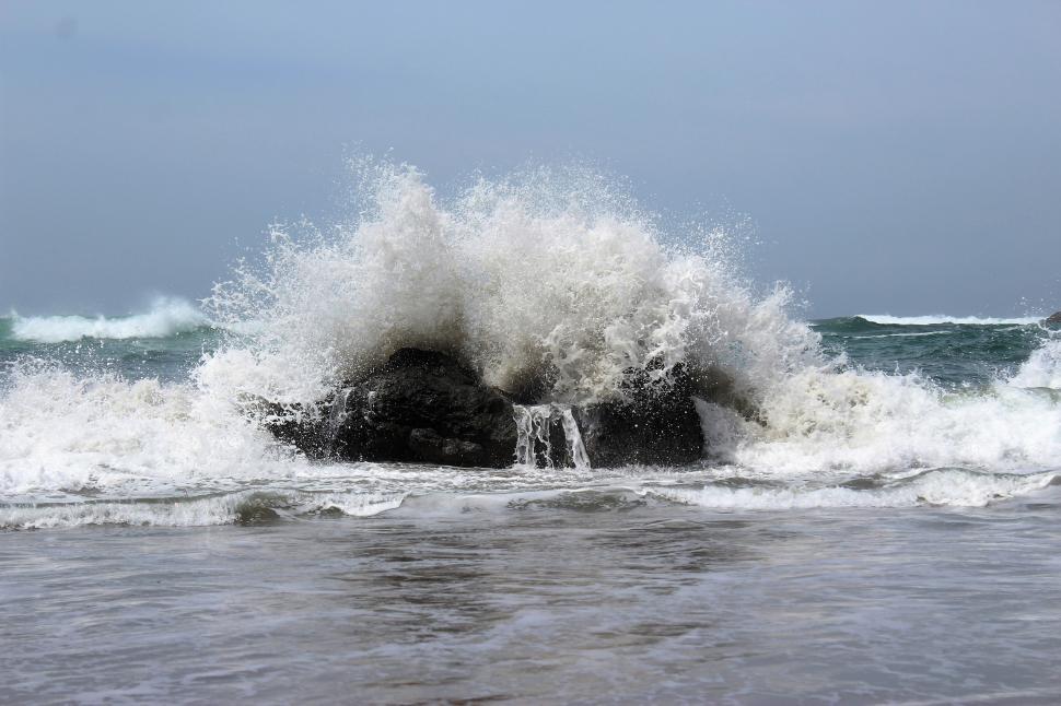 Free Image of Crashing Waves  
