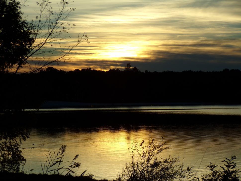Free Image of Sunset Sky with Lake  