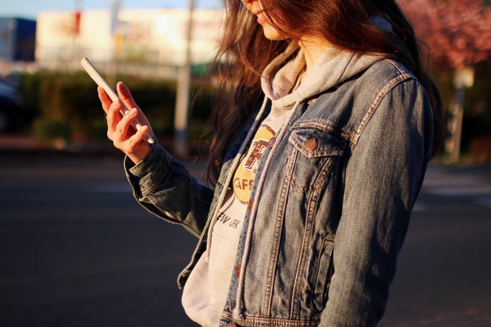 Free Image of Teenage Girl With Smartphone 
