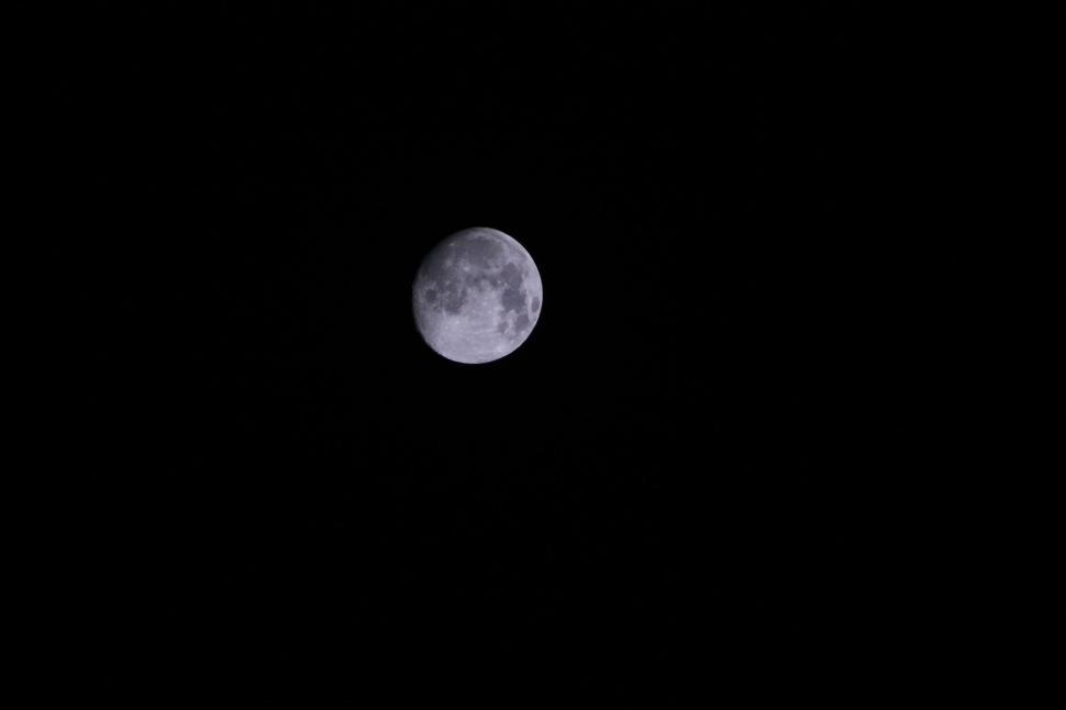 Free Image of Moon in night sky  