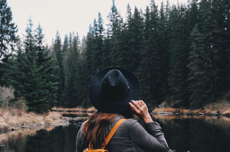 Free Image of Back side view of woman in hat looking at forest  