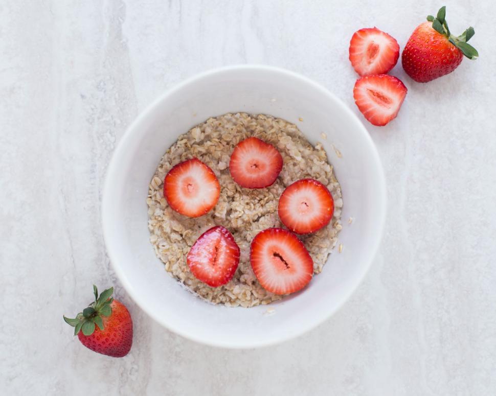 Free Image of Oatmeal and strawberries 