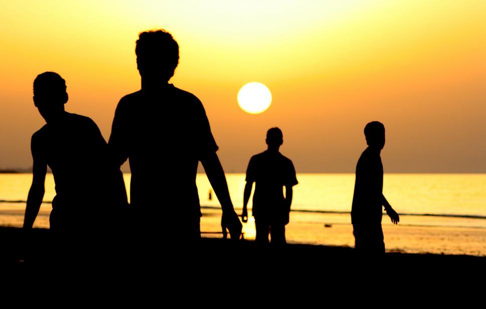 Free Image of Silhouette of people on beach 